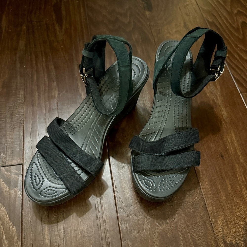 Crocs Black Leigh II Wedge Sandal Sz 8